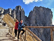 39 Al Rif. Rosalba (1730 m) spazzati dal vento e con da sfondo la Torre Cecilia